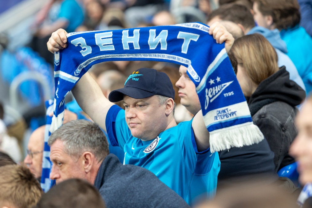 «Все в наших цветах»: болельщики на матче «Зенит»—«Химки»