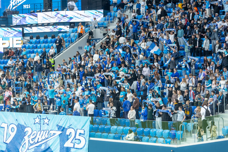 «Все в наших цветах»: болельщики на матче «Зенит»—«Химки»