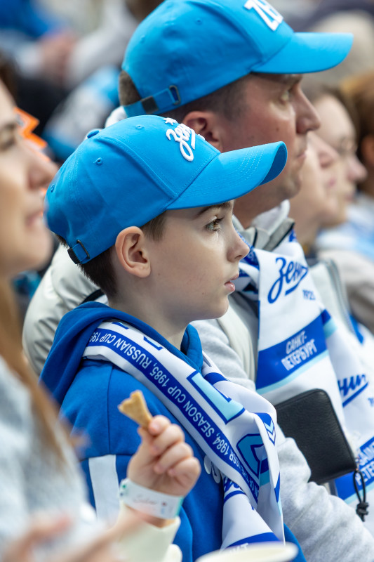 «Все в наших цветах»: болельщики на матче «Зенит»—«Химки»