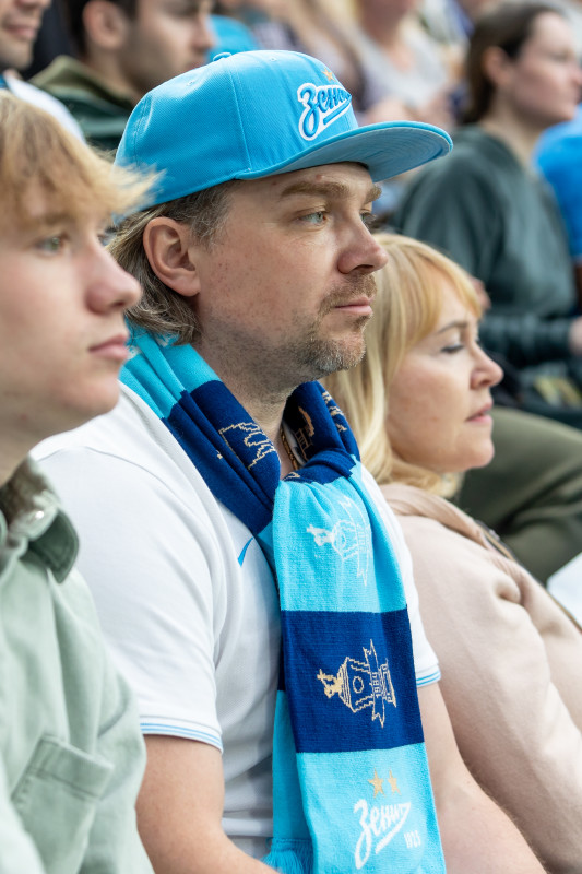 «Все в наших цветах»: болельщики на матче «Зенит»—«Химки»