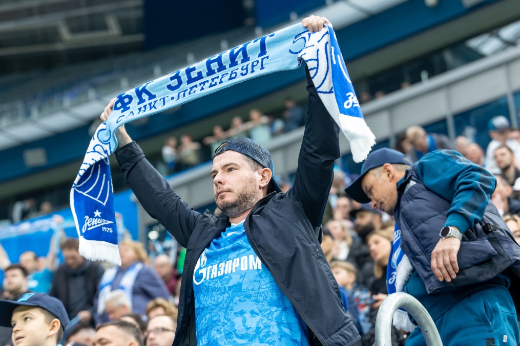 «Все в наших цветах»: болельщики на матче «Зенит»—«Химки»