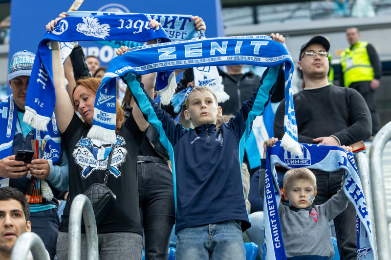 «Все в наших цветах»: болельщики на матче «Зенит»—«Химки»