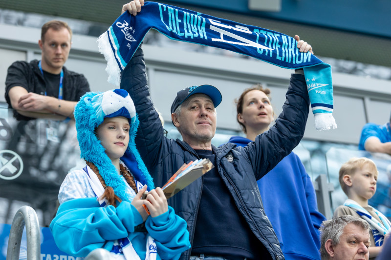«Все в наших цветах»: болельщики на матче «Зенит»—«Химки»