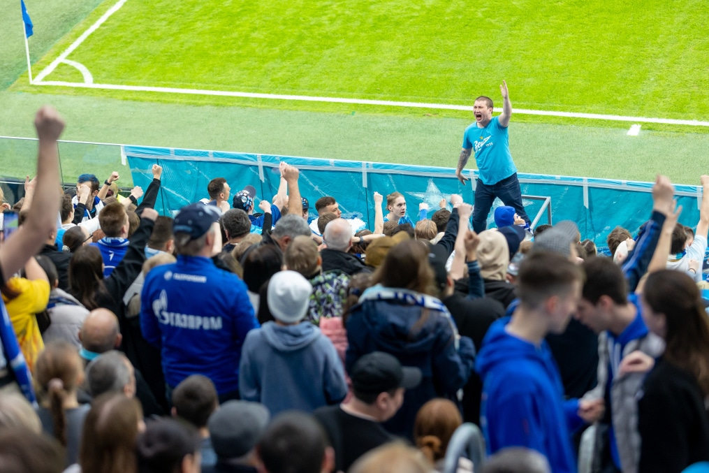 «Все в наших цветах»: болельщики на матче «Зенит»—«Химки»