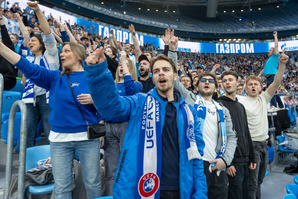 «Все в наших цветах»: болельщики на матче «Зенит»—«Химки»