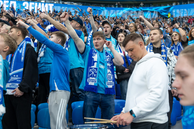 «Все в наших цветах»: болельщики на матче «Зенит»—«Химки»