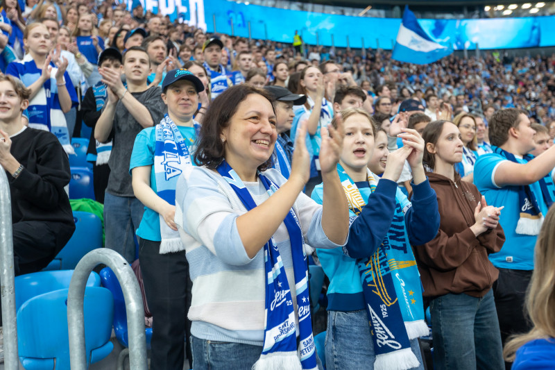 «Все в наших цветах»: болельщики на матче «Зенит»—«Химки»