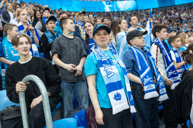 «Все в наших цветах»: болельщики на матче «Зенит»—«Химки»