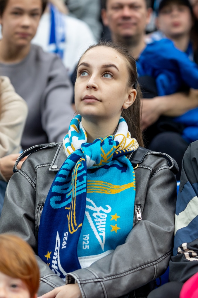 «Все в наших цветах»: болельщики на матче «Зенит»—«Химки»