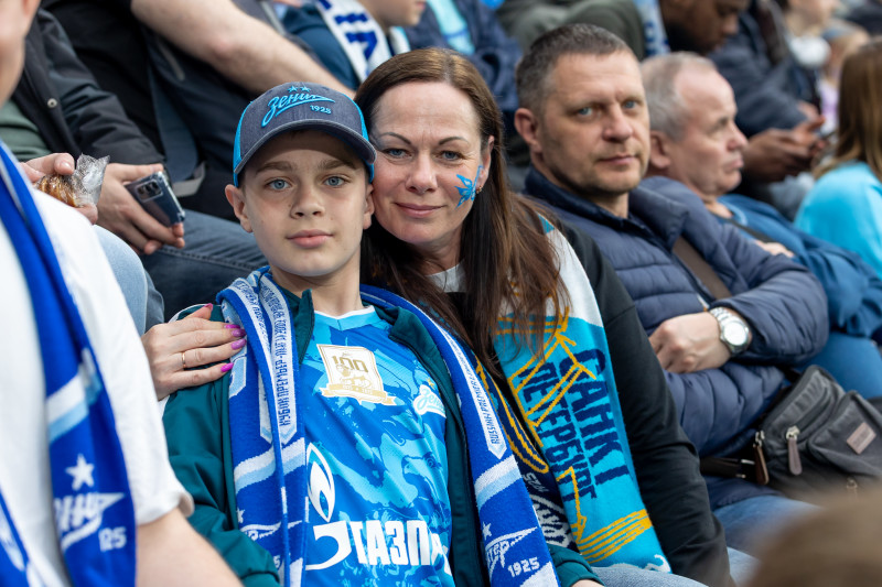 «Все в наших цветах»: болельщики на матче «Зенит»—«Химки»