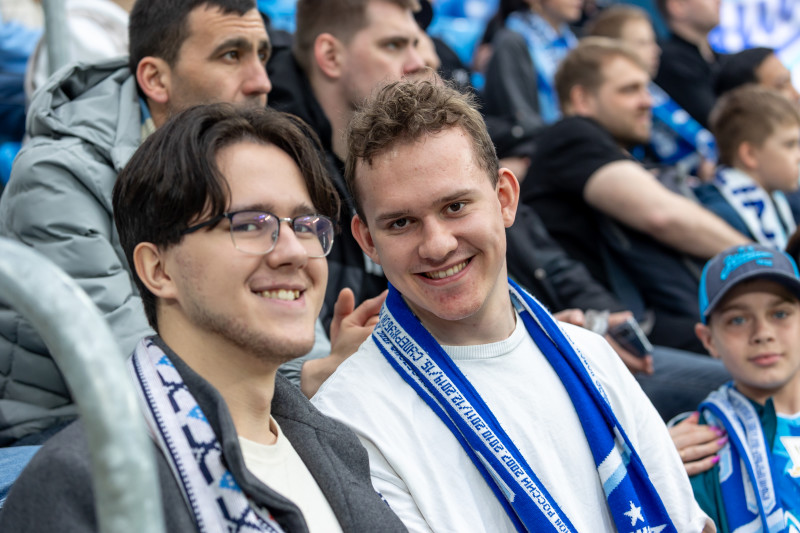 «Все в наших цветах»: болельщики на матче «Зенит»—«Химки»