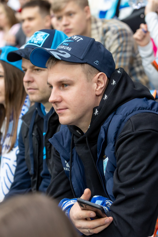 «Все в наших цветах»: болельщики на матче «Зенит»—«Химки»