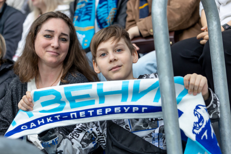 «Все в наших цветах»: болельщики на матче «Зенит»—«Химки»