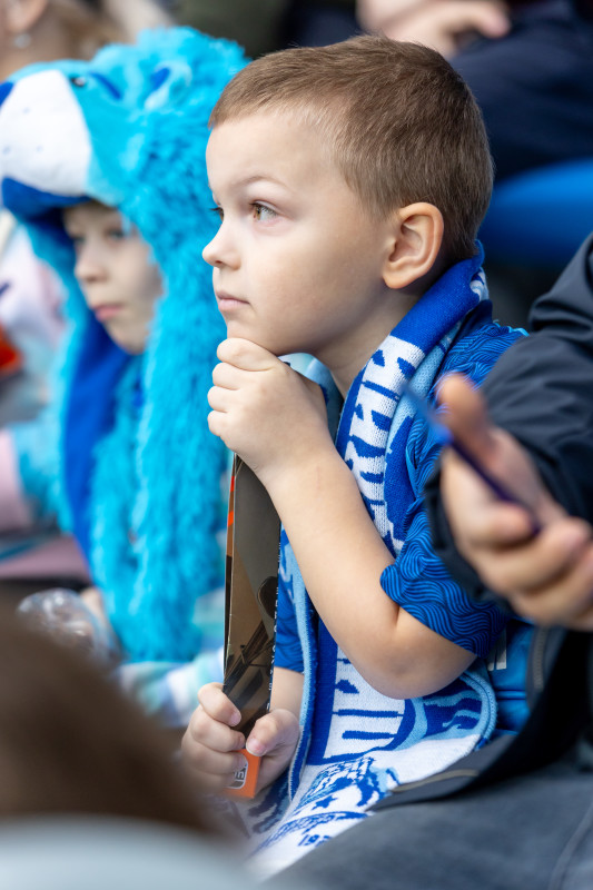 «Все в наших цветах»: болельщики на матче «Зенит»—«Химки»