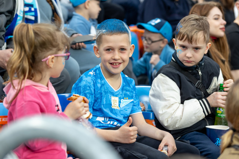 «Все в наших цветах»: болельщики на матче «Зенит»—«Химки»