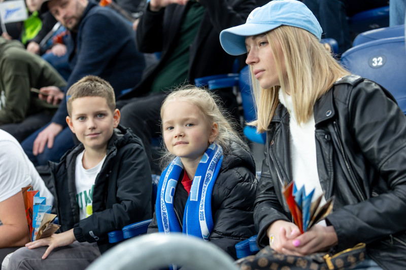 «Все в наших цветах»: болельщики на матче «Зенит»—«Химки»