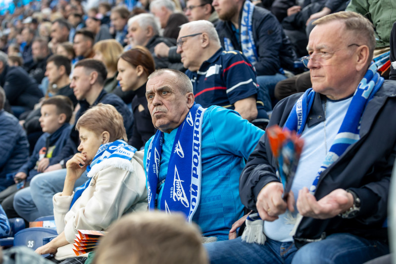 «Все в наших цветах»: болельщики на матче «Зенит»—«Химки»