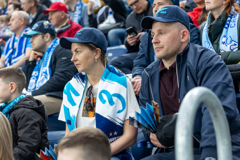 «Все в наших цветах»: болельщики на матче «Зенит»—«Химки»