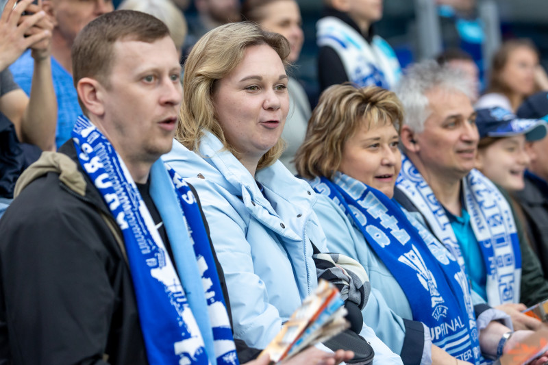 «Все в наших цветах»: болельщики на матче «Зенит»—«Химки»