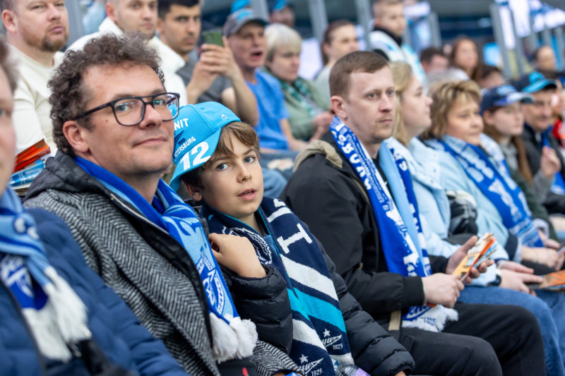 «Все в наших цветах»: болельщики на матче «Зенит»—«Химки»