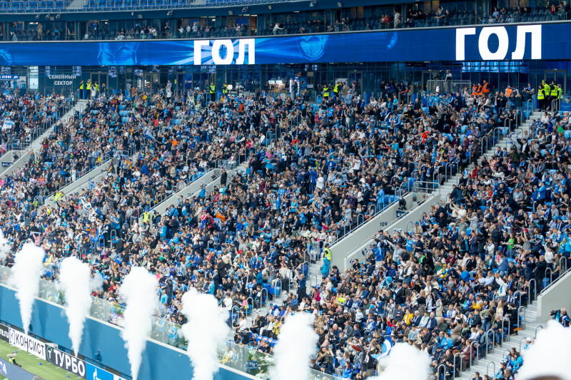 «Все в наших цветах»: болельщики на матче «Зенит»—«Химки»