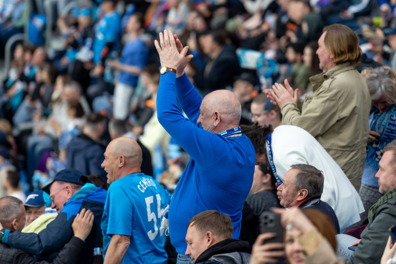 «Все в наших цветах»: болельщики на матче «Зенит»—«Химки»