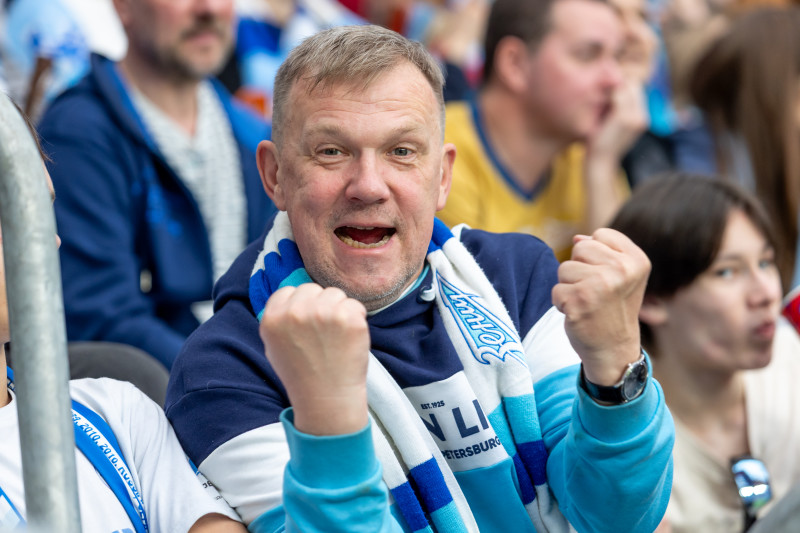 «Все в наших цветах»: болельщики на матче «Зенит»—«Химки»