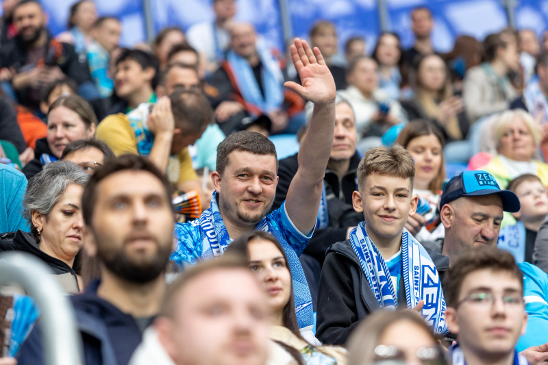 «Все в наших цветах»: болельщики на матче «Зенит»—«Химки»