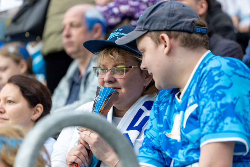 «Все в наших цветах»: болельщики на матче «Зенит»—«Химки»