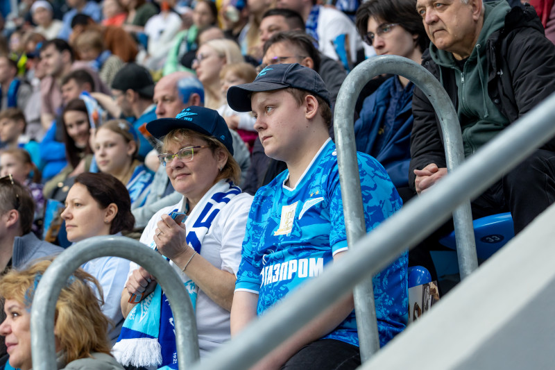 «Все в наших цветах»: болельщики на матче «Зенит»—«Химки»