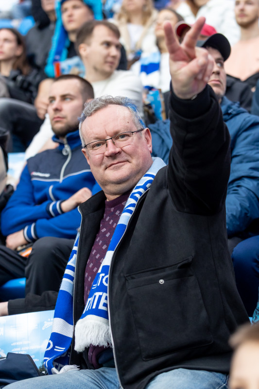 «Все в наших цветах»: болельщики на матче «Зенит»—«Химки»