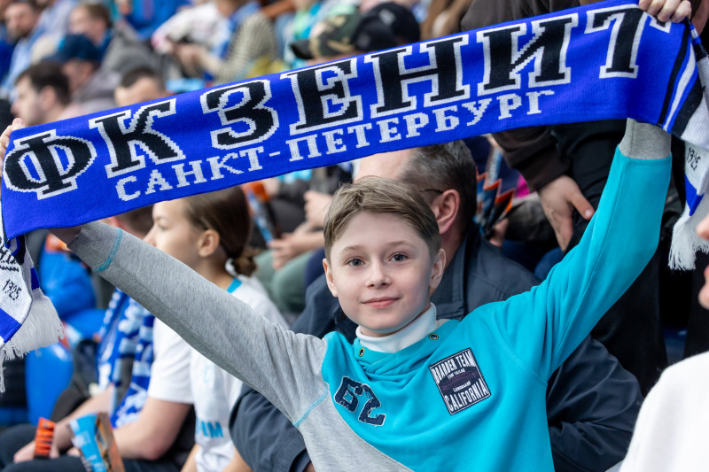 «Все в наших цветах»: болельщики на матче «Зенит»—«Химки»