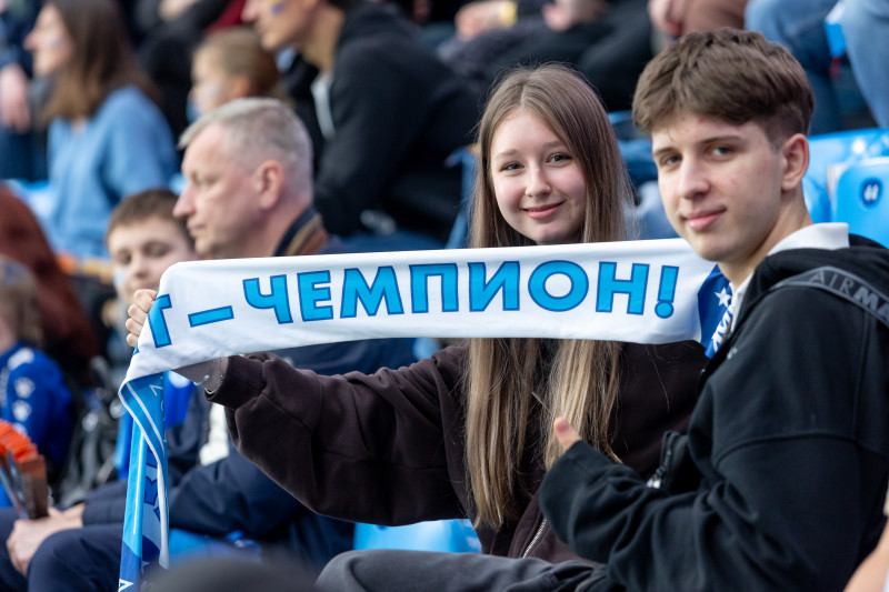 «Все в наших цветах»: болельщики на матче «Зенит»—«Химки»