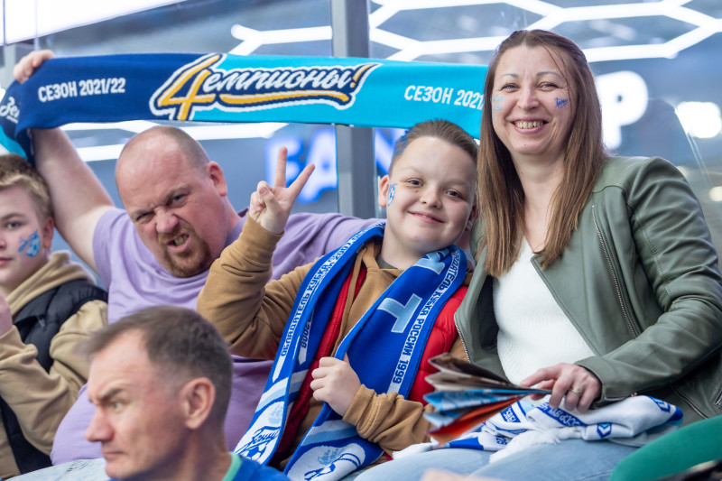 «Все в наших цветах»: болельщики на матче «Зенит»—«Химки»