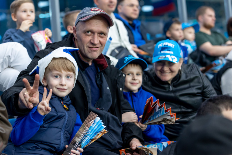 «Все в наших цветах»: болельщики на матче «Зенит»—«Химки»