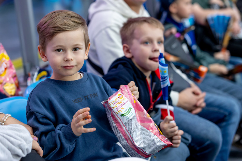 «Все в наших цветах»: болельщики на матче «Зенит»—«Химки»