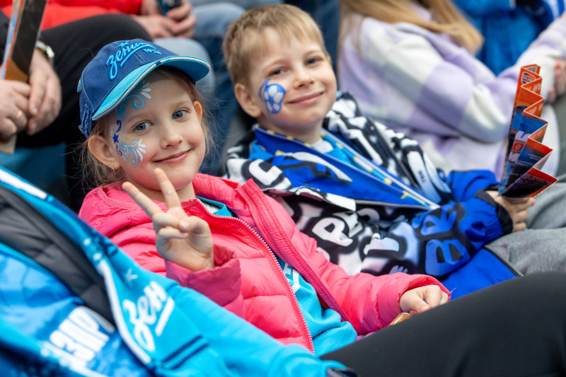 «Все в наших цветах»: болельщики на матче «Зенит»—«Химки»