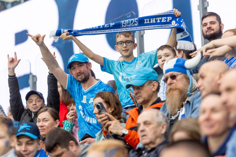 «Все в наших цветах»: болельщики на матче «Зенит»—«Химки»