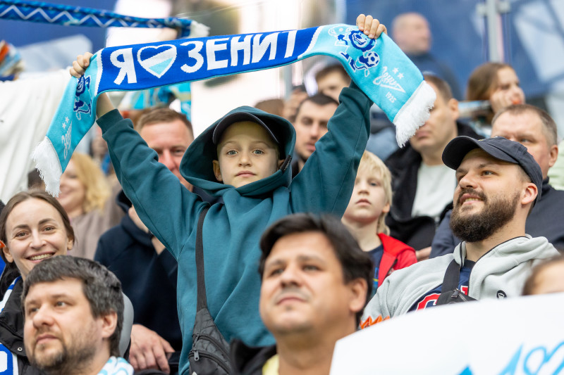 «Все в наших цветах»: болельщики на матче «Зенит»—«Химки»