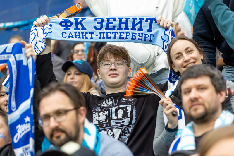 «Все в наших цветах»: болельщики на матче «Зенит»—«Химки»