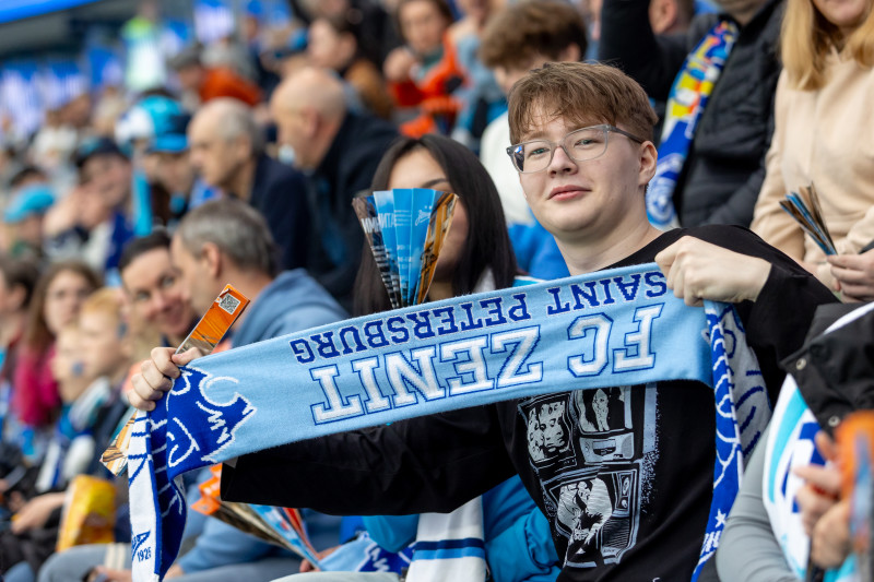 «Все в наших цветах»: болельщики на матче «Зенит»—«Химки»