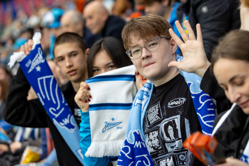 «Все в наших цветах»: болельщики на матче «Зенит»—«Химки»