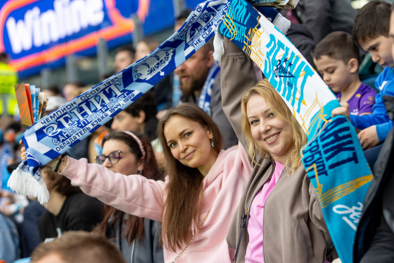 «Все в наших цветах»: болельщики на матче «Зенит»—«Химки»