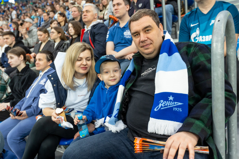 «Все в наших цветах»: болельщики на матче «Зенит»—«Химки»