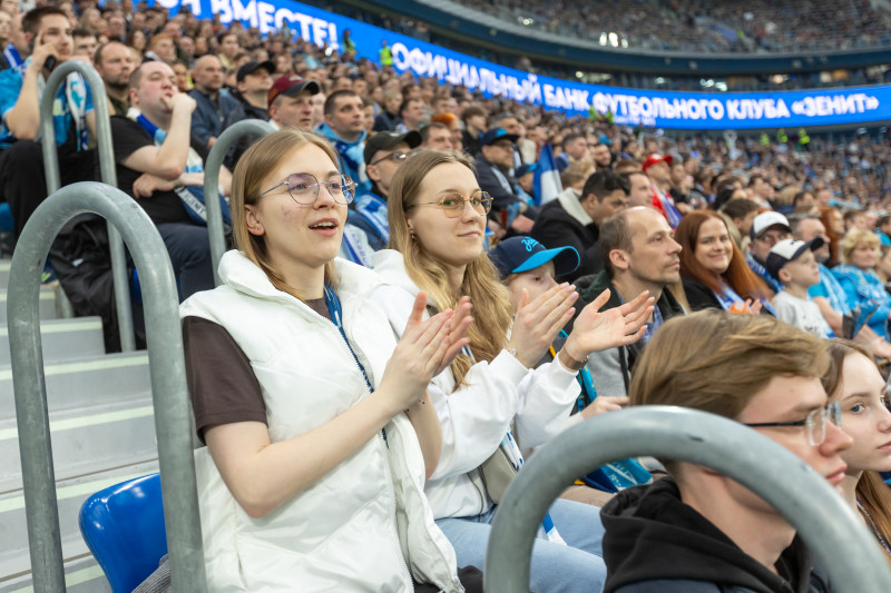 «Все в наших цветах»: болельщики на матче «Зенит»—«Химки»