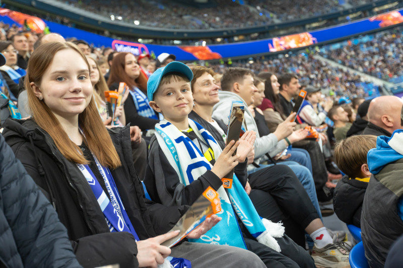 «Все в наших цветах»: болельщики на матче «Зенит»—«Химки»