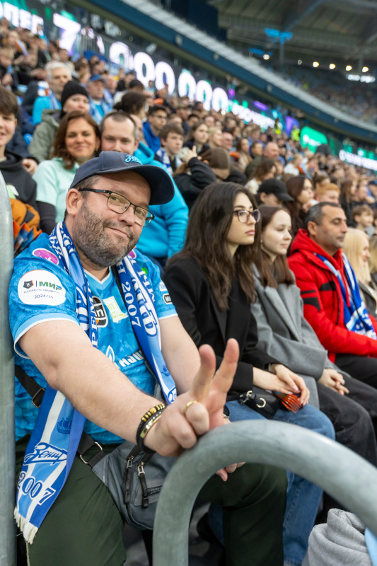 «Все в наших цветах»: болельщики на матче «Зенит»—«Химки»