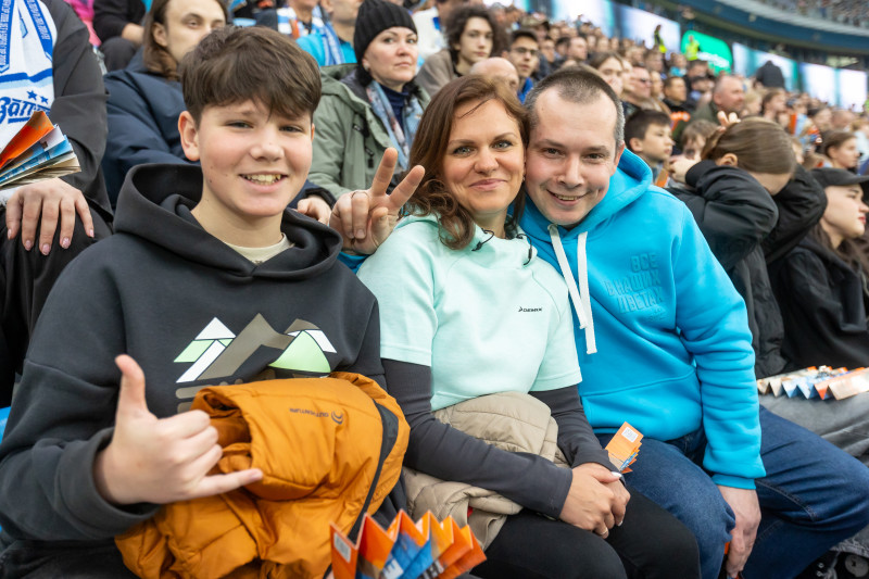 «Все в наших цветах»: болельщики на матче «Зенит»—«Химки»