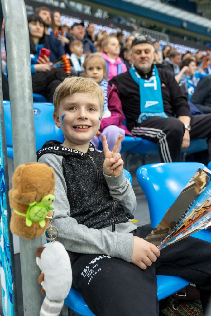 «Все в наших цветах»: болельщики на матче «Зенит»—«Химки»