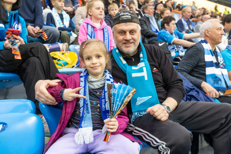 «Все в наших цветах»: болельщики на матче «Зенит»—«Химки»